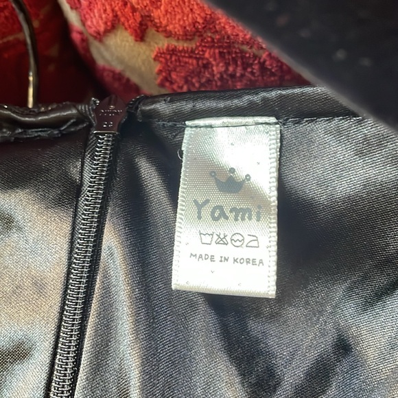 Beautiful black/gold lace top with pearls - Picture 5 of 5